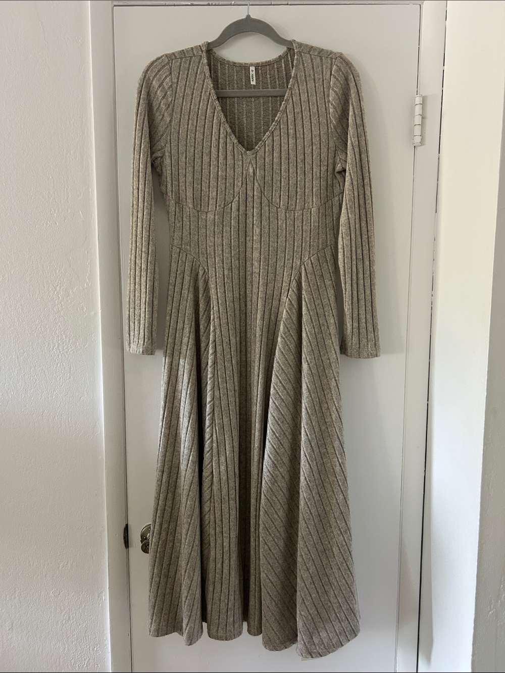 NWT HALARA Ribbed V‑Neck Long Sleeve Flared Knit Dress in Taupe Size M - Picture 1 of 8